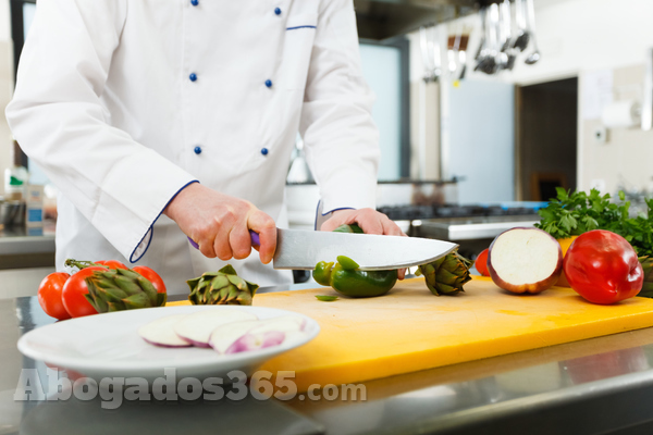 Las cocinas profesionales son uno de los lugares de trabajo más propicios para sufrir accidentes. Foto: iStock/Minerva Studio/Thinkstock