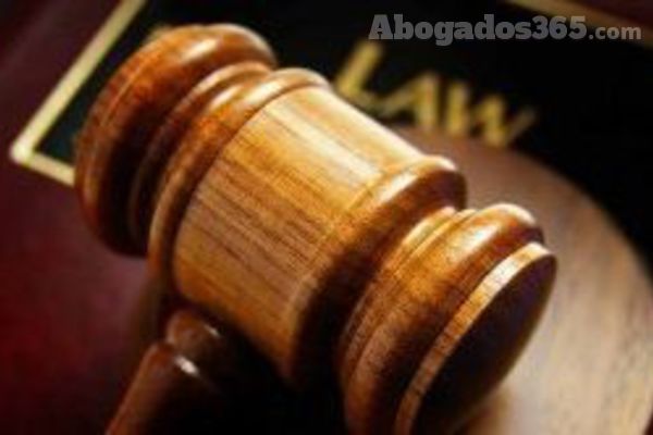 Últimamente ha sido noticia la denuncia de un abogado de Valencia, que ha interpuesto una demanda contra un juez, que el Colegio de Abogados ha apoyado.