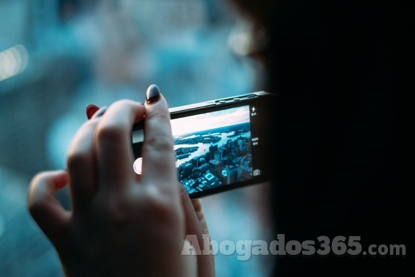 El reenvío de vídeos a través de las redes: consecuencias sociales y penales