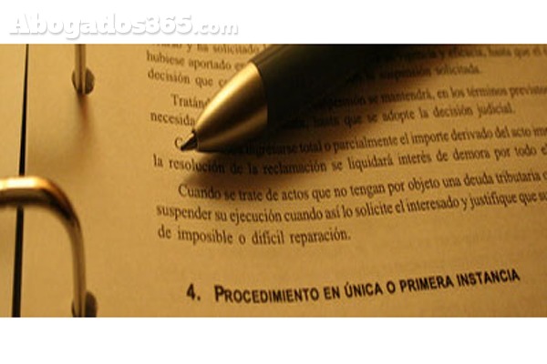 Para constituir correctamente una comunidad de vecinos es recomendable solicitar asesoramiento legal a profesionales especializados. Foto de María Luisa García Soto Abogado.