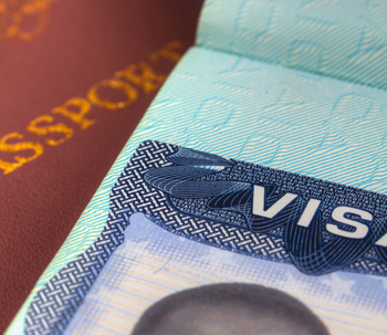 ¿En qué casos se están aprobando los permisos de residencia y trabajo por cuenta ajena para extranjeros?