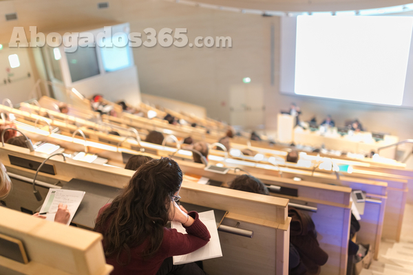 Europa amplía el control sobre las cláusulas abusivas a las universidades