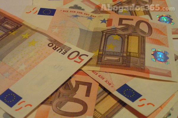 Si la cantidad que pretendemos reclamar es menor de 2.000 euros podremos ir al juzgado sin necesidad de abogado y procurador.