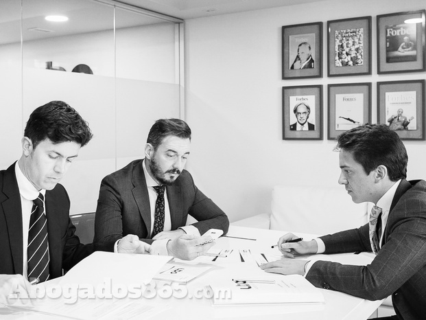 Daniel, Gabriel y Víctor, letrados de LBO Abogados.