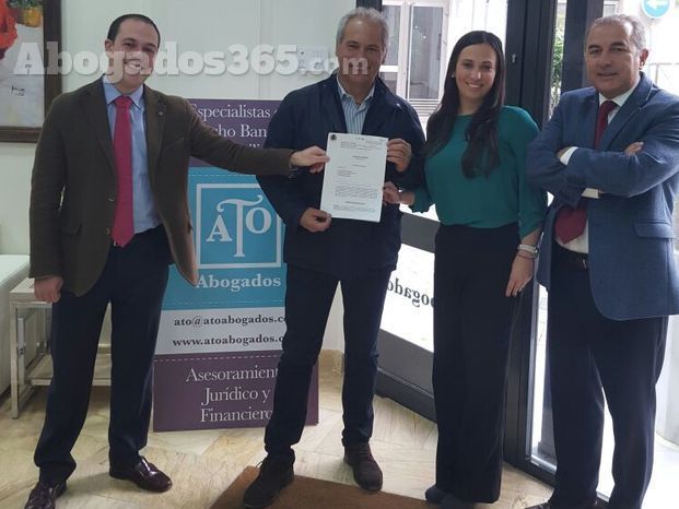 Director gerente de AZKAR Huelva junto a los letrados de ATO Abogados